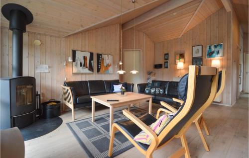 un soggiorno con un divano e un tavolo di Holiday Home Jtagholmsvej Rømø X a Rømø Kirkeby