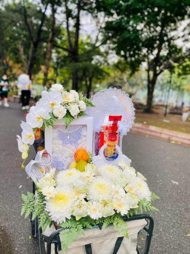 a cart filled with white flowers and a picture at HỒNG NHÂN Hotel in Con Dao