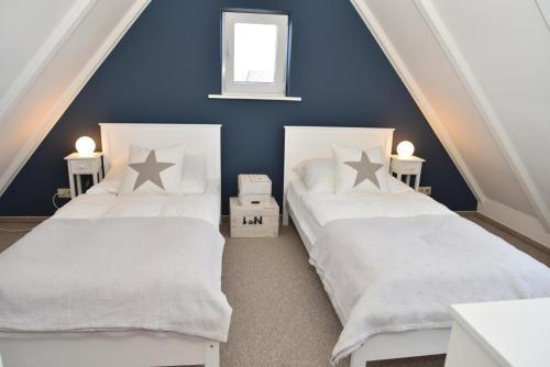 En eller flere senge i et værelse på Landhaus Amelie