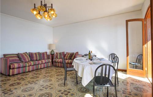 salon ze stołem i kanapą w obiekcie Amazing Apartment In Giardini Naxos w mieście Giardini Naxos