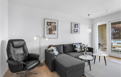 Ruang duduk di 1 Bedroom Cozy Apartment In Allinge