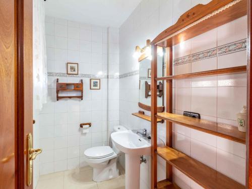 a bathroom with a toilet and a sink at Casa La Palmera in Dúrcal