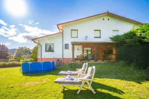 Zahrada ubytování Casa Esteribar, espacioso alojamiento con jardín y barbacoa próxima a Pamplona