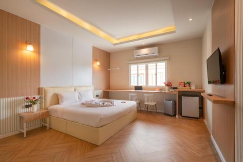 a hotel room with a bed and a kitchen at Grandbangsaray in Na Jomtien