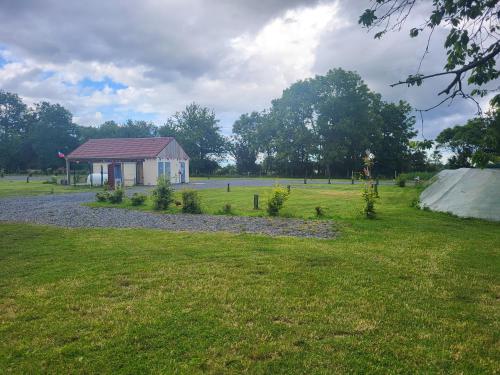 une petite maison au milieu d'un champ dans l'établissement Camping Aire Natuelle d'Agy, à Agy