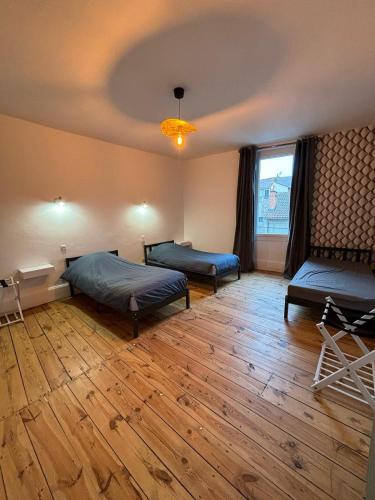 Cette chambre dispose de deux lits et de parquet. dans l'établissement l'étape DECAZEVILLE, à Decazeville