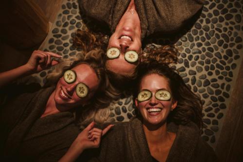 two people with cucumbers on their eyes andoples faces at Best Western Plus Hus 57 in Ängelholm