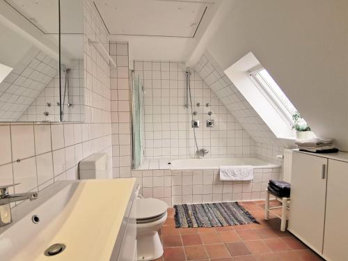 a bathroom with a tub and a toilet and a sink at Landhaus Westerweg - Familie Petersen in Wanderup