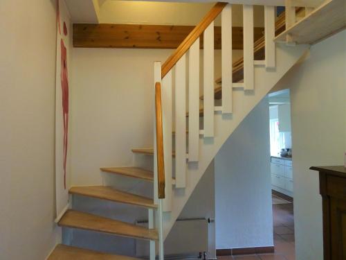 a stairway in a home with a white stair case at Kleines Reethaus Johannsen - mit geschmackvoller Einrichtung und tollem Garten in Silberstedt