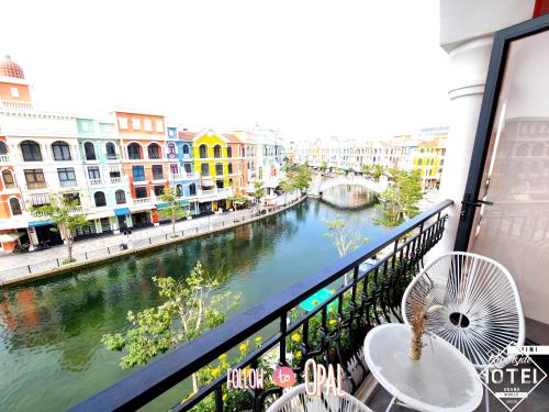 Příslušenství pro přípravu čaje a kávy v ubytování Riverside Mini Hotel Grand World Phu Quoc