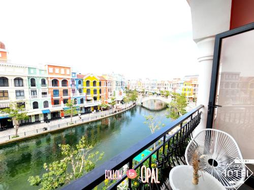 Výhled na řeku, která protéká v blízkosti hotelu