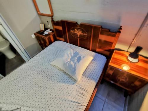una camera da letto con un letto e un tavolo con una lampada di HOME LOW Ceiling Verga Sea View a Kalamáta