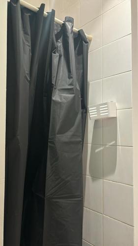 un sac en plastique noir accroché à un support dans une salle de bain dans l'établissement Beau Studio Plein Centre, à Nice