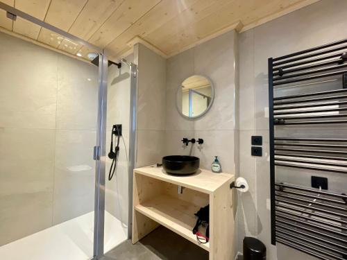une salle de bain avec un lavabo et une douche dans l'établissement Homency - Résidence Chalets du Golf - Albatros A203, à L'Alpe-d'Huez