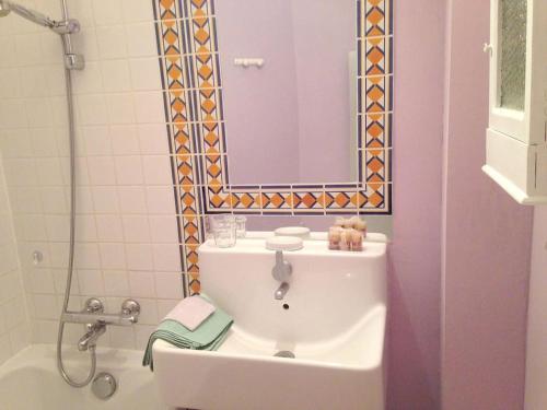 un baño con lavabo y espejo en Le gîte de Camille, en Saint-Hilaire-de-Talmont