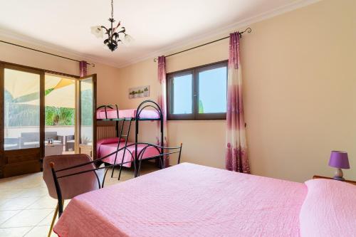 Un dormitorio con una cama y dos literas rosas. en Casa Maralesi By BarbarHouse, en Veglie