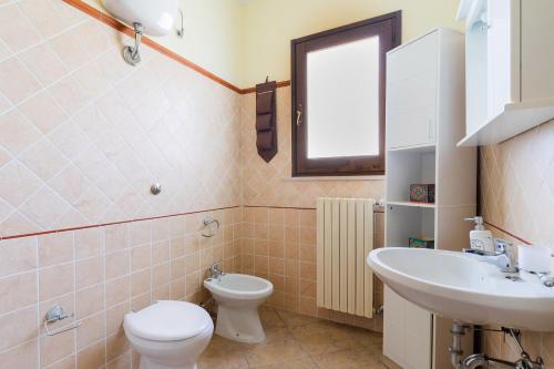 un baño con inodoro y lavabo en Casa Maralesi By BarbarHouse, en Veglie