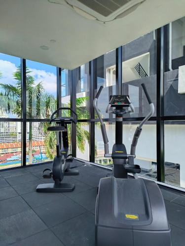 Fitness centrum a/nebo fitness zařízení v ubytování Urban Suites TWO Or THREE Bedroom Georgetown by ANC
