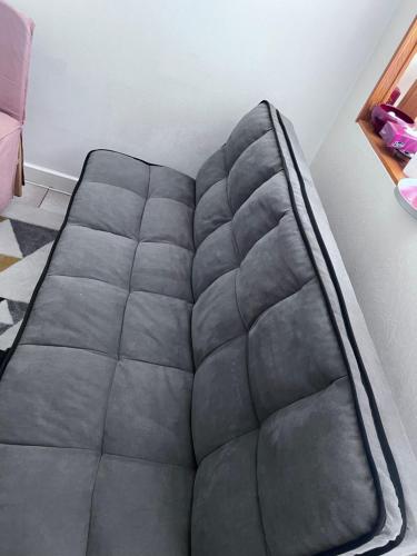 un grand canapé dans une pièce avec dans l'établissement Studio lumineux, à Corbeil-Essonnes