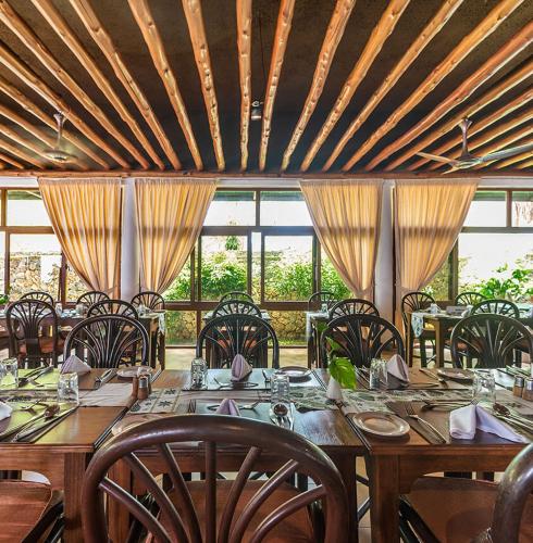 Travellers Beach Hotel & SPAにあるレストランまたは飲食店