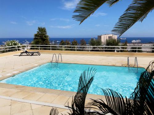 - une piscine sur un balcon avec l'océan en arrière-plan dans l'établissement Frontière Monaco - Hypercentre - BX, à Beausoleil