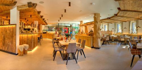 Um restaurante ou outro lugar para comer em Schartneralm Latsche