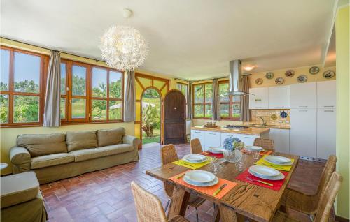 a kitchen and living room with a table and chairs at Villa 1 in Corsanico-Bargecchia