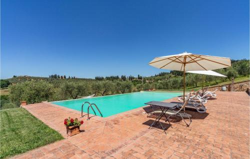 a swimming pool with an umbrella and a table and chairs at Certinuzza in Luia