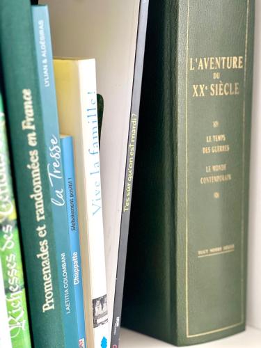 un groupe de livres assis sur une étagère dans l'établissement L Horizon, Rennes centre, à Rennes