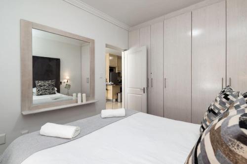 Postel nebo postele na pokoji v ubytování Spacious 1 Bedroom Flat Church St Stellenbosch