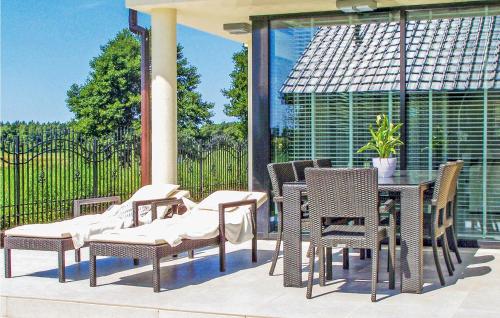 Μπαλκόνι ή βεράντα στο Nice Apartment In Grzybowo With Wifi