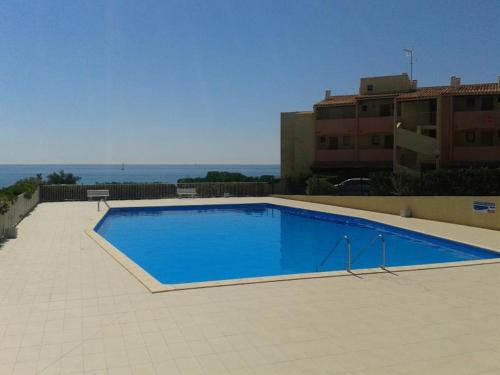 - une grande piscine bleue au-dessus d'un bâtiment dans l'établissement 151 CAP D'AGDE, Résidence INDES GALANTES quartier môle, charmant studio avec terrasse, au Cap d'Agde