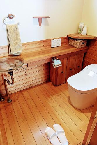a bathroom with a toilet and a sink at 九十九里 Sunrise Log in Kujukuri