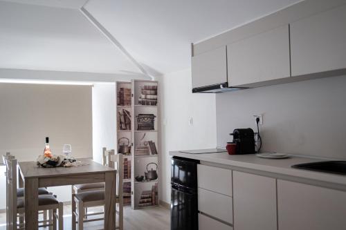 Η κουζίνα ή μικρή κουζίνα στο Erics Apartment