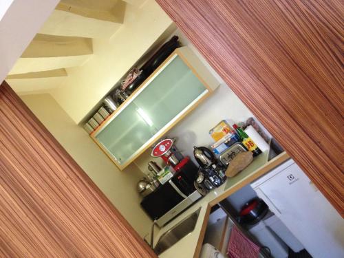 - une vue de tête sur une cuisine équipée d'un évier et d'une cuisinière dans l'établissement Suite indépendante studio top centre Marais, à Paris