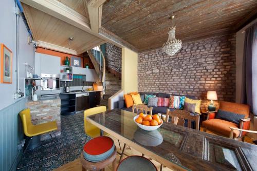 Kuchyň nebo kuchyňský kout v ubytování Enjoy Golden Horn views from Tangerine house
