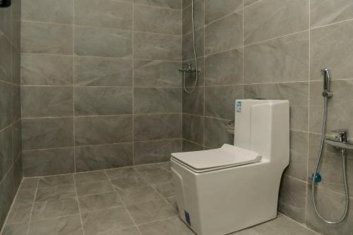 a bathroom with a toilet and a shower at ارجان بارك القادسية in Riyadh