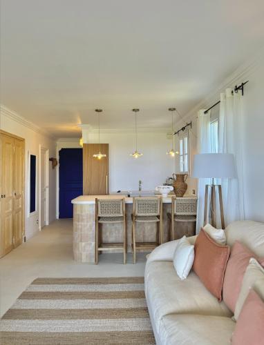 un salon avec un canapé et une cuisine dans l'établissement Appartement Bastide Le Moulin, à Grimaud