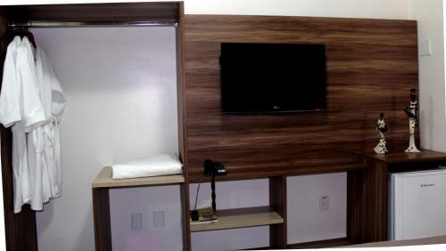 uma televisão de ecrã plano numa parede num quarto em Hotel del Príncipe em Marabá