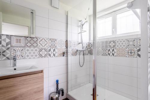 a bathroom with a shower and a sink at La maison des chevaux in Saint-Vran