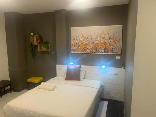 Postel nebo postele na pokoji v ubytování Shalom Center chaweng Samui