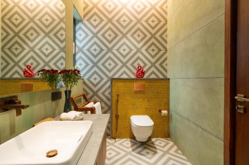 Un baño de ELIVAAS 4 BHK with Pvt Pool & Jacuzzi bathtub - Laguna Pulse
