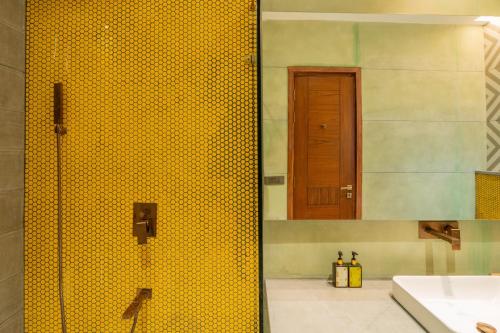 Un baño de ELIVAAS 4 BHK with Pvt Pool & Jacuzzi bathtub - Laguna Pulse