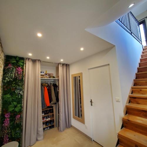Cette chambre dispose d'un escalier et d'un placard. dans l'établissement Entre Mer & Montagne - Location du Samedi au Samedi uniquement - rental only from Saturday to Saturday, à Laurens
