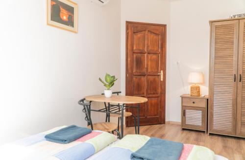 Una cama o camas en una habitación de Gyulavezér Lovasbirodalma Vendégháza