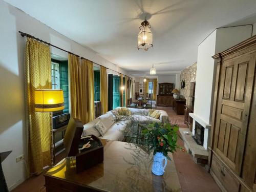 a living room with a couch and a table at La casa de Entrimo in Entrimo