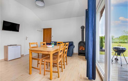 a dining room with a table and a wood stove at 2 Bedroom Amazing Home In Jaroslawiec in Jarosławiec