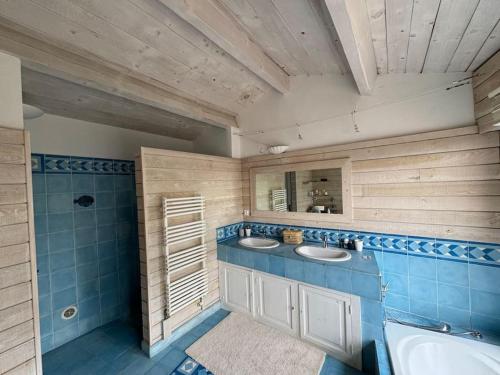 La salle de bains bleue est pourvue de 2 lavabos et d'une douche. dans l'établissement L'équinoxe vue sur la mer, à Sète