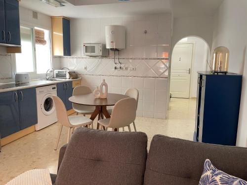 トレヌエバにあるLa casa de Maríaのテーブルと椅子のあるキッチンとリビングルーム