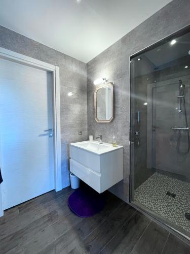 Koupelna v ubytování PRESTIGIEUSE villa avec SPA vue horizon mer proche Montpellier